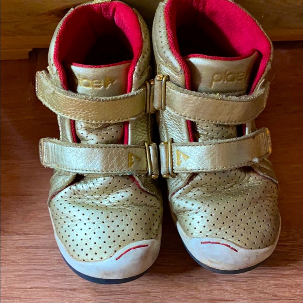 Plae shoes Gold